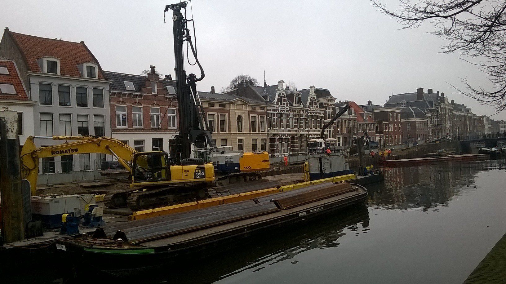 Damwand aanbrengen voor nieuwe kade langs Nieuwegracht in Haarlem