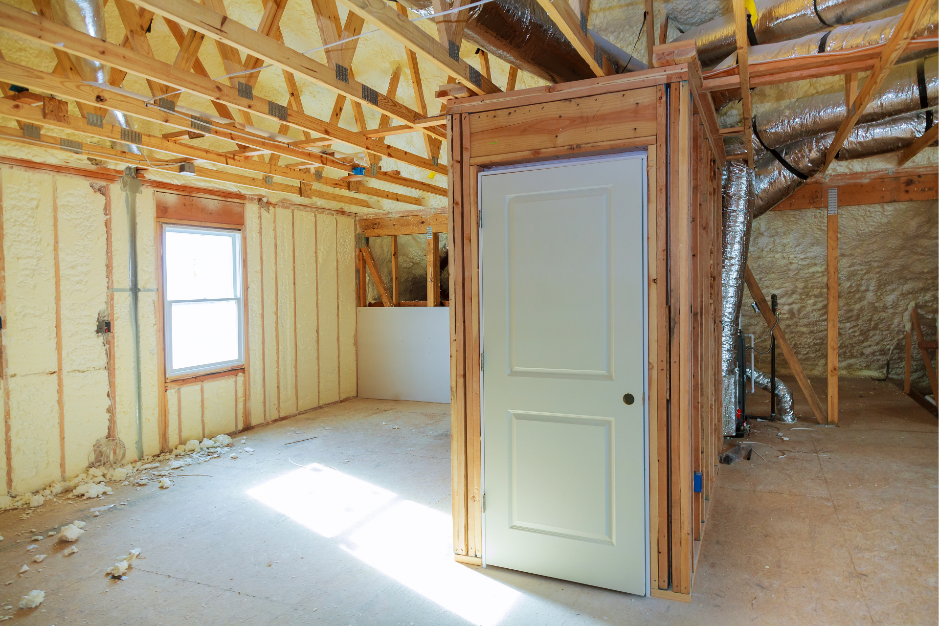 Une salle de bain avec un lavabo, un miroir et une fenêtre.