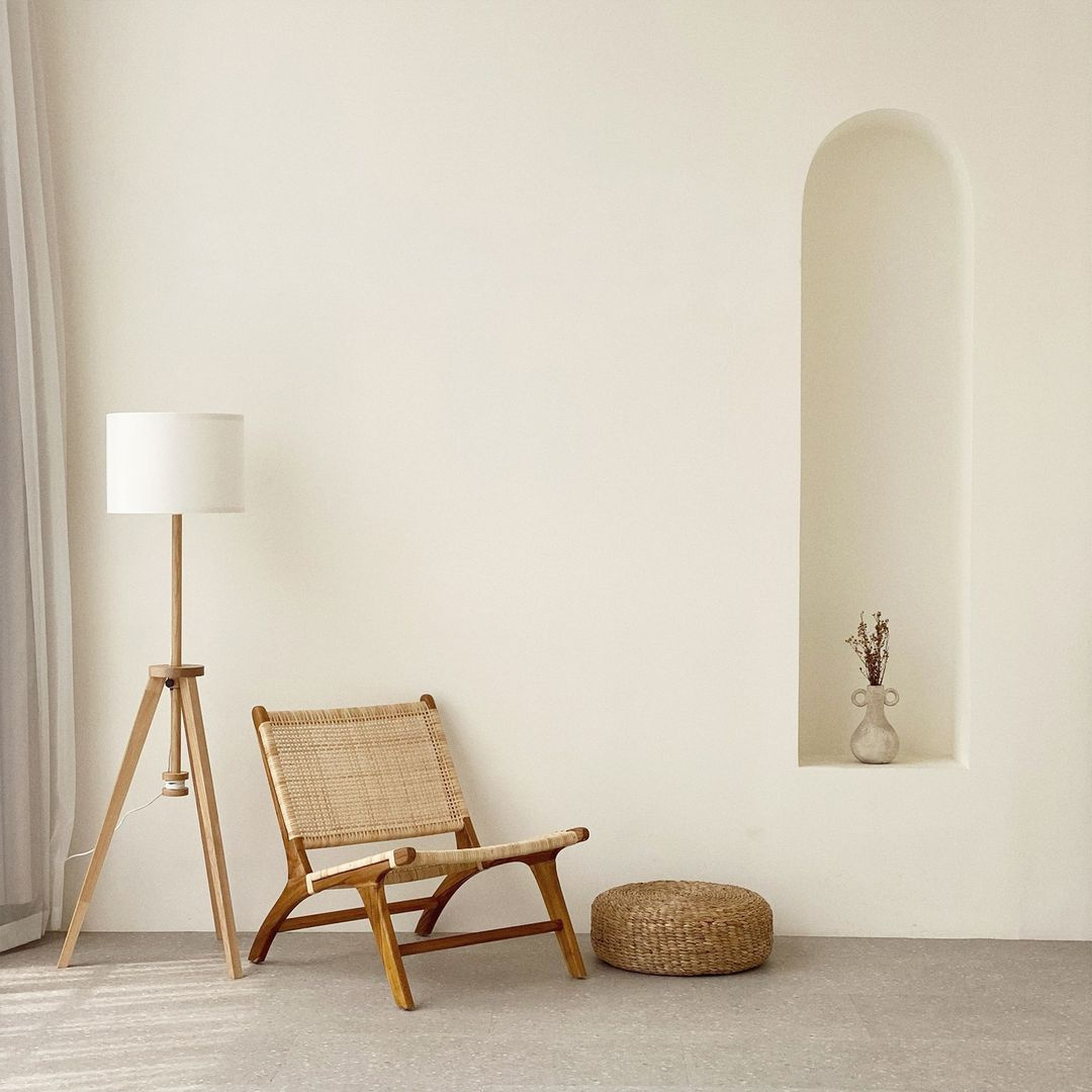 Une salle de bain avec un lavabo, un miroir et une fenêtre.