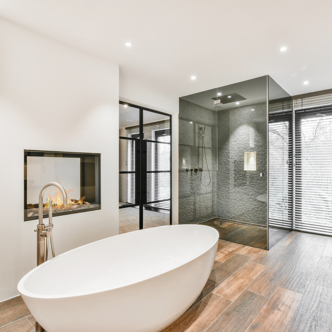 Photo d'une salle de bains rénovée avec baignoire.