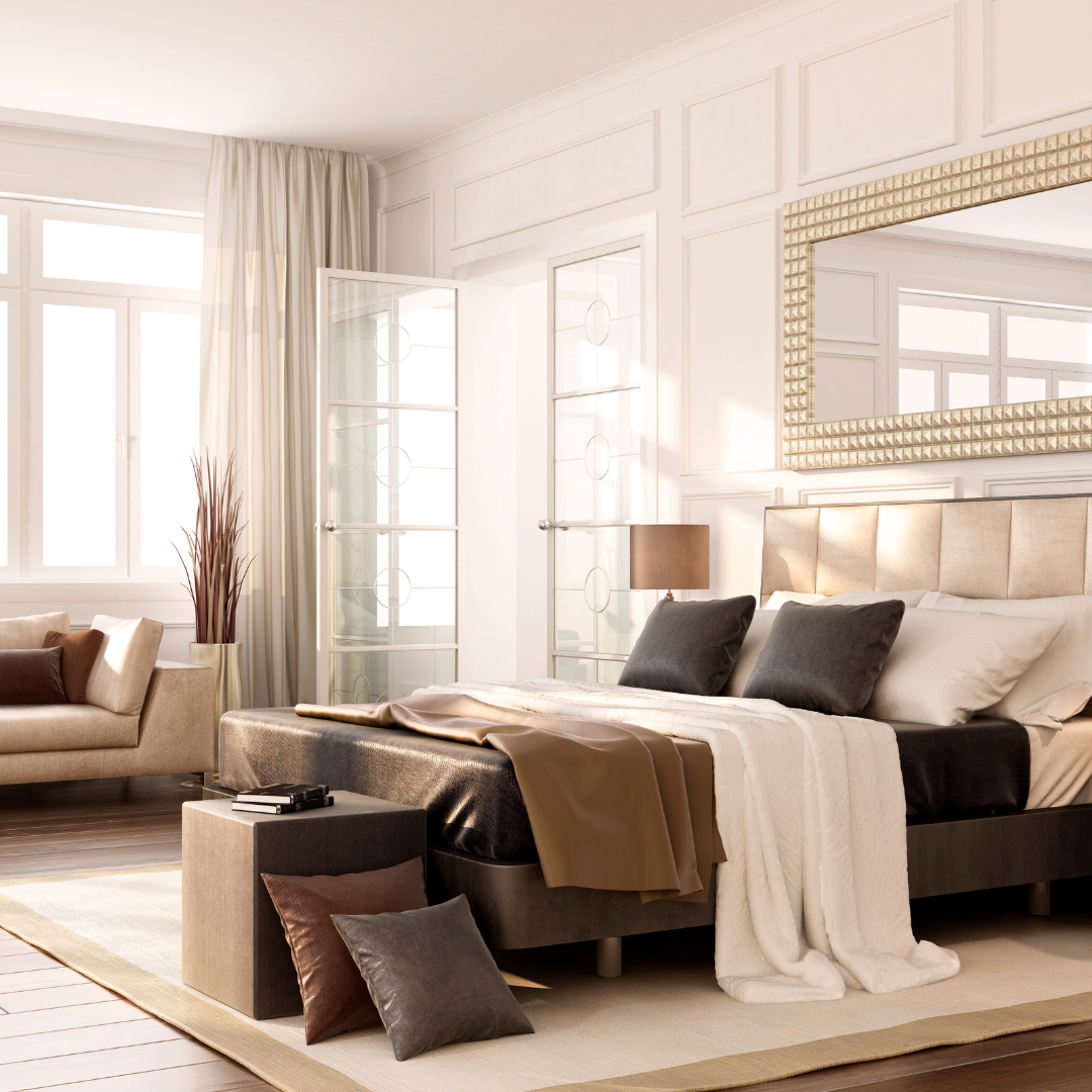 Une bouteille, des verres et un vase sont sur une table.