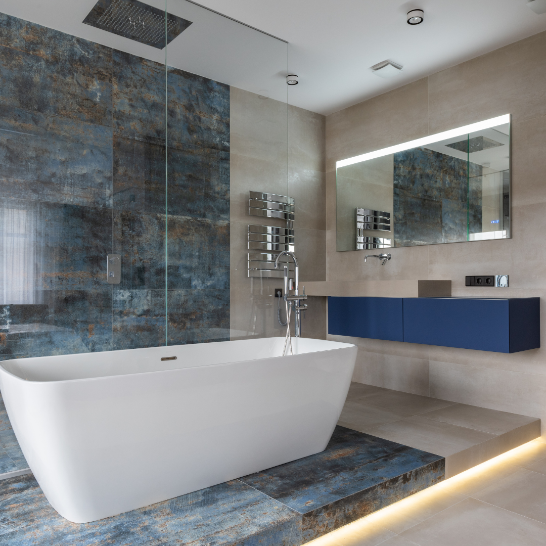Une salle de bain avec un lavabo, un miroir et une fenêtre.