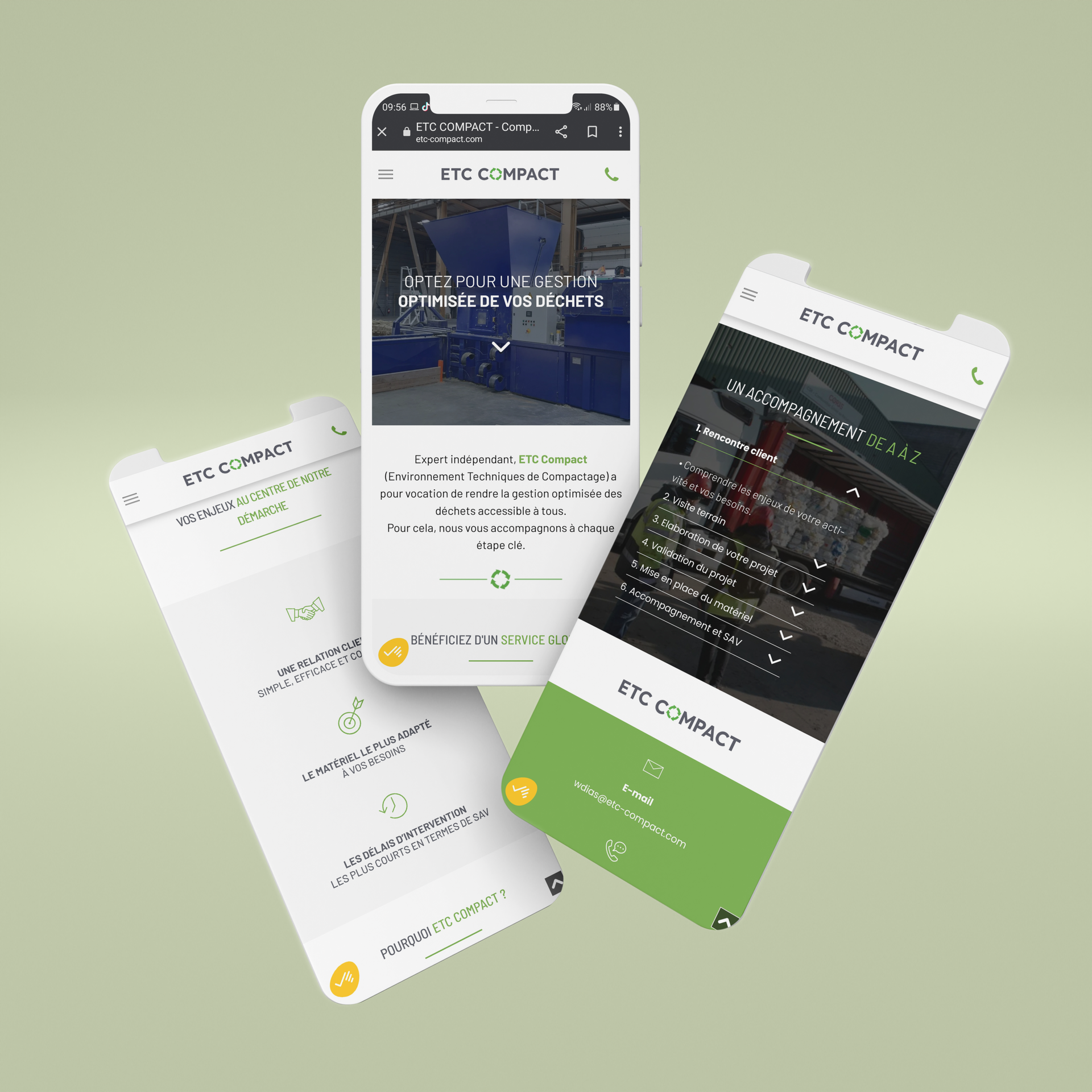 Trois téléphones sont posés les uns sur les autres sur une table.