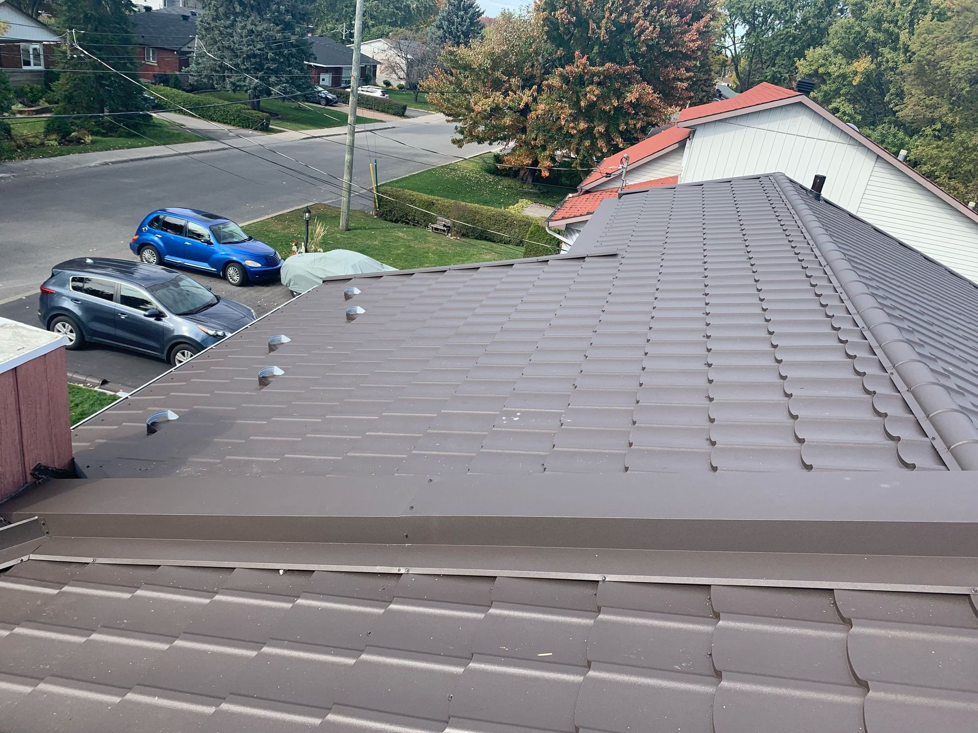 Un toit avec beaucoup de voitures garées dessus
