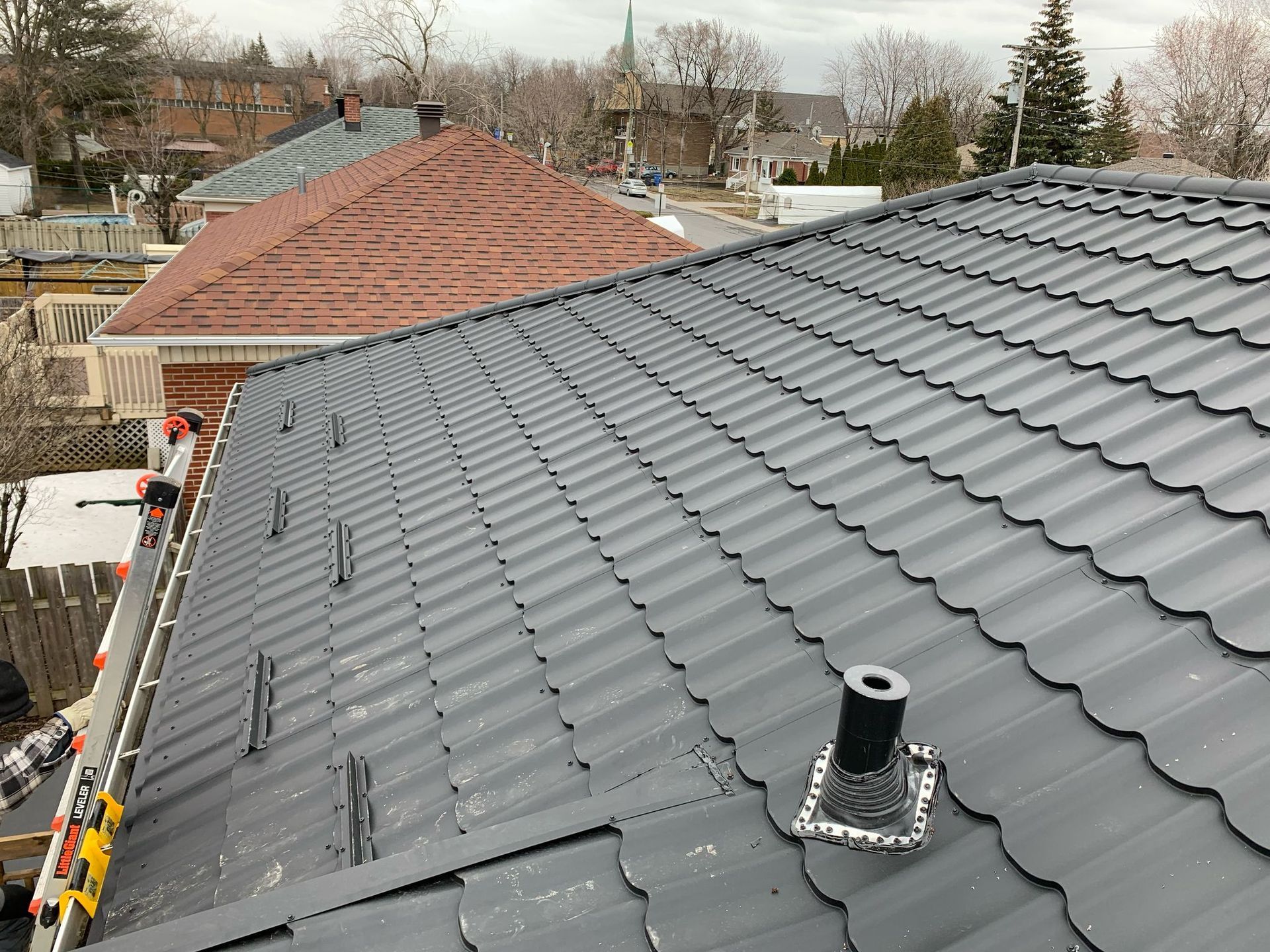 Un gros plan d'un toit avec une cheminée dessus.