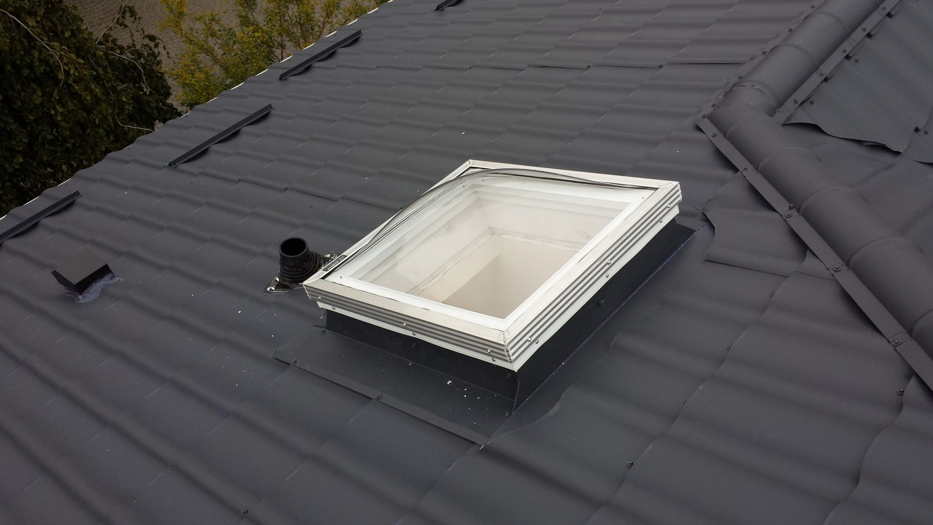 Une lucarne sur le toit d'un bâtiment