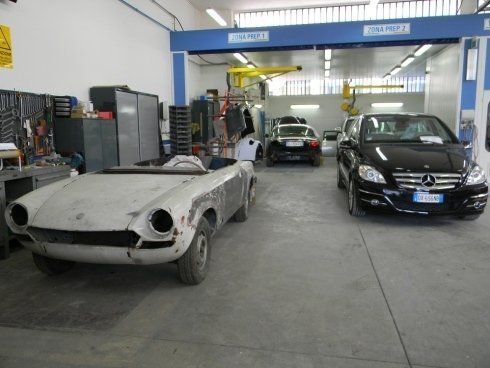 auto d'epoca in riparazione