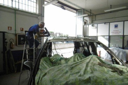 intervento di riparazione alla carrozzeria di un'auto