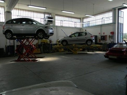 due auto in riparazione