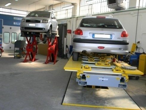 auto su ponte meccanico