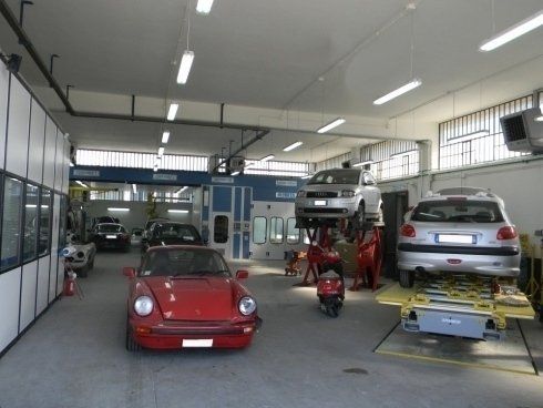 auto nella carrozzeria