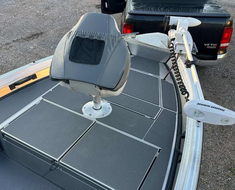 Катер с платформой для рыбалки и рыболовным креслом