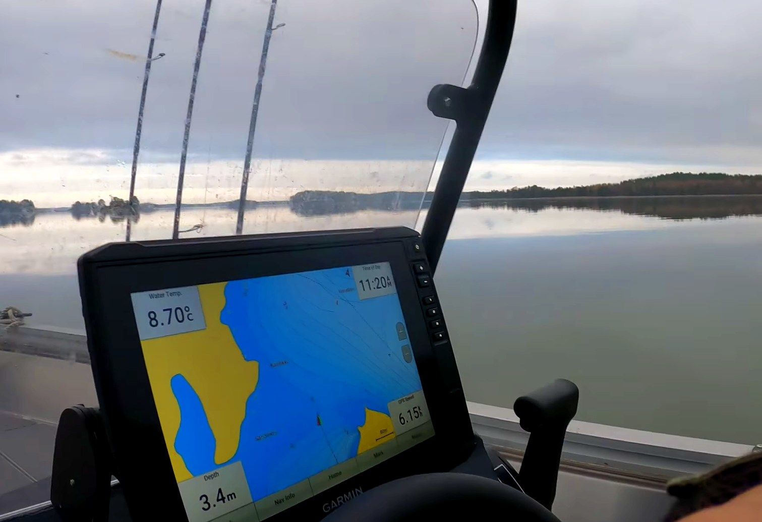 Эхолот на катере для рыбалки