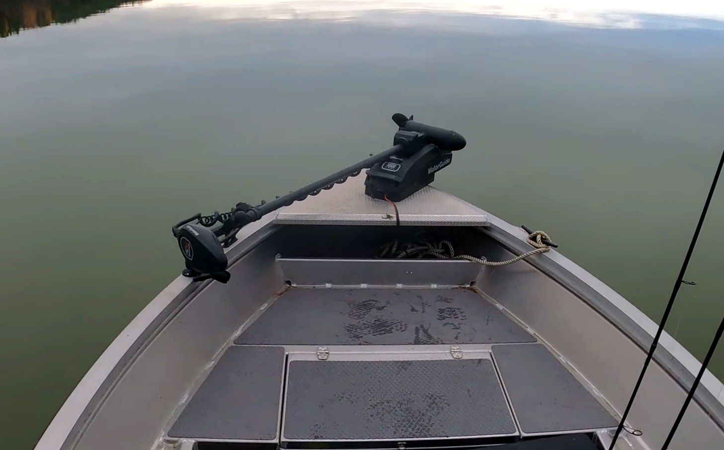 Передний электромотор на катере с гпс якорем