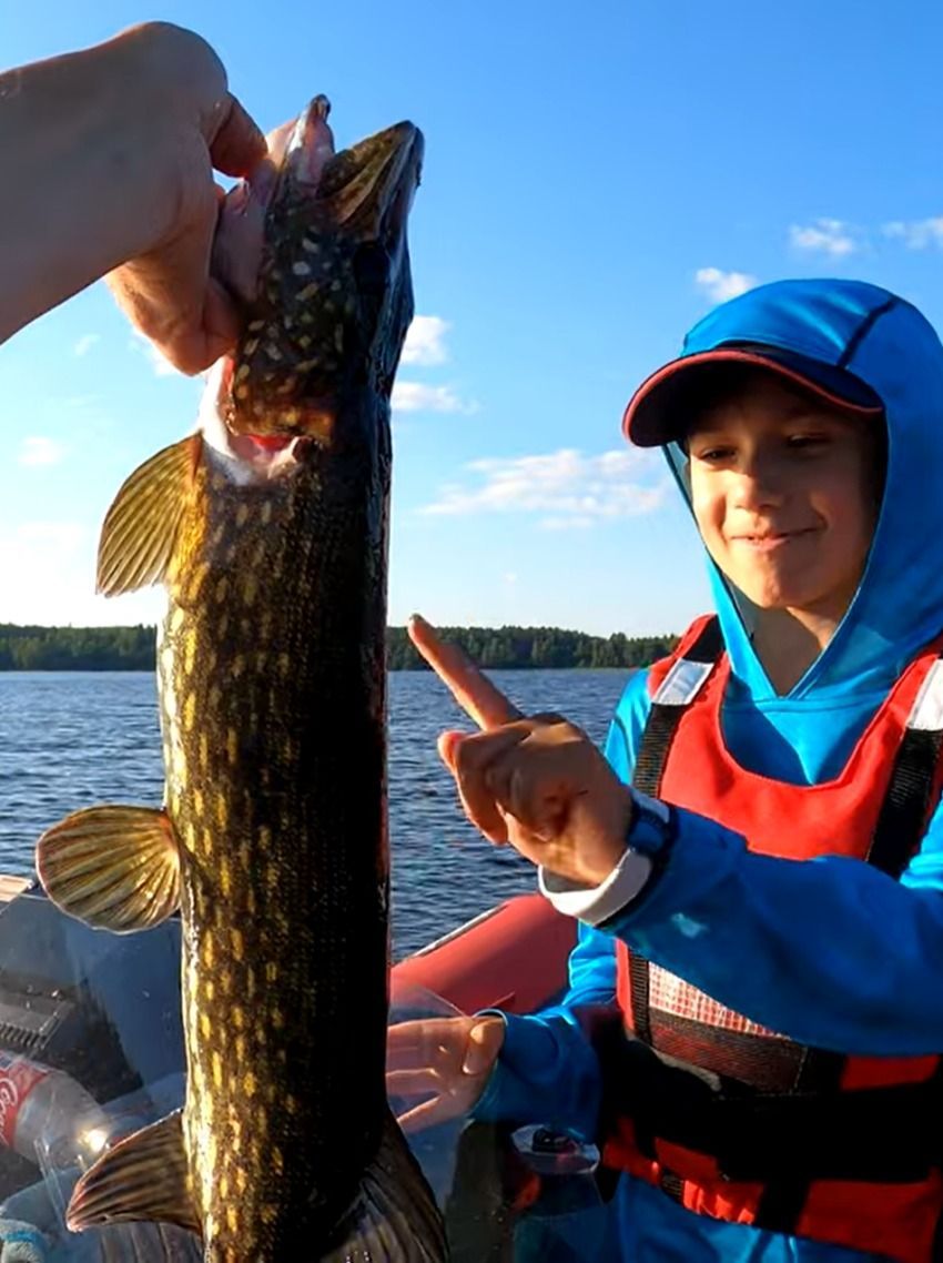 Мальчик ловит щуку в Финляндии