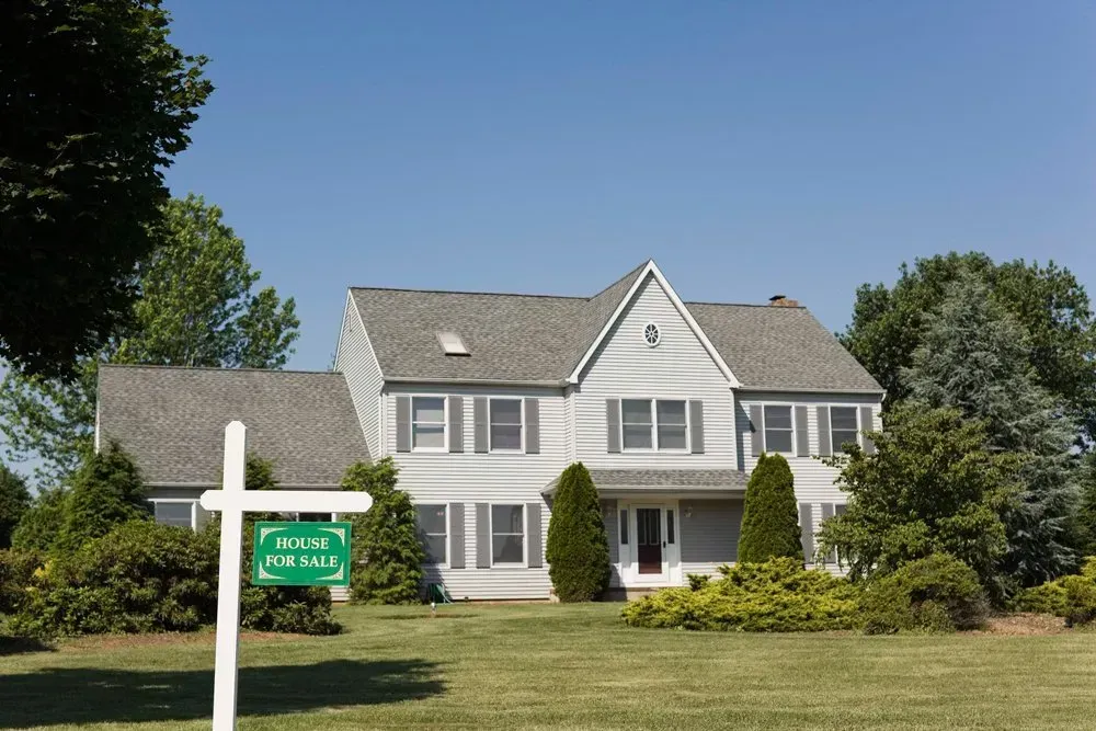 House for sale with Manacured lawn
