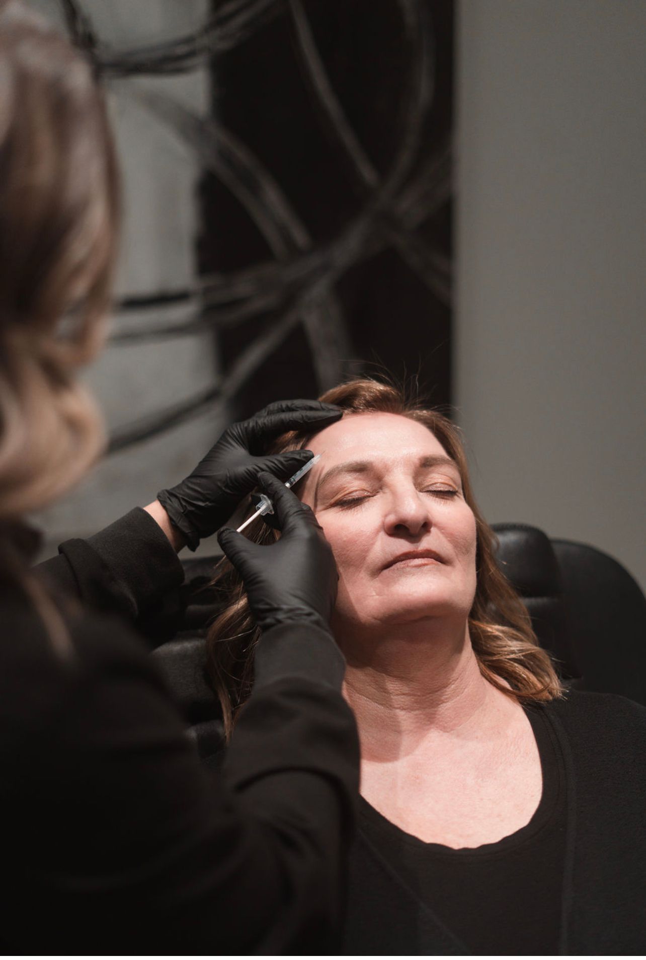 Patient receiving tox on her forehead