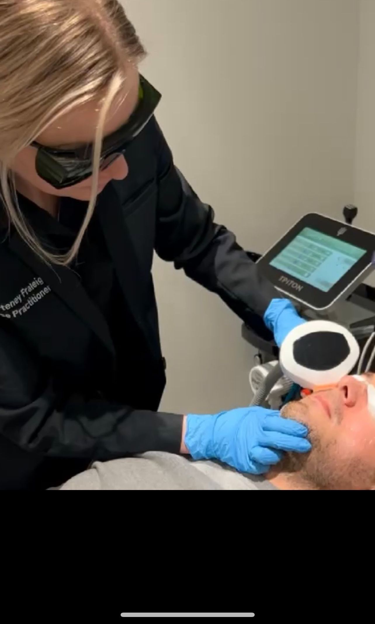 Patient receiving tox on her forehead