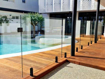 Semi-Frameless glass pool fencing