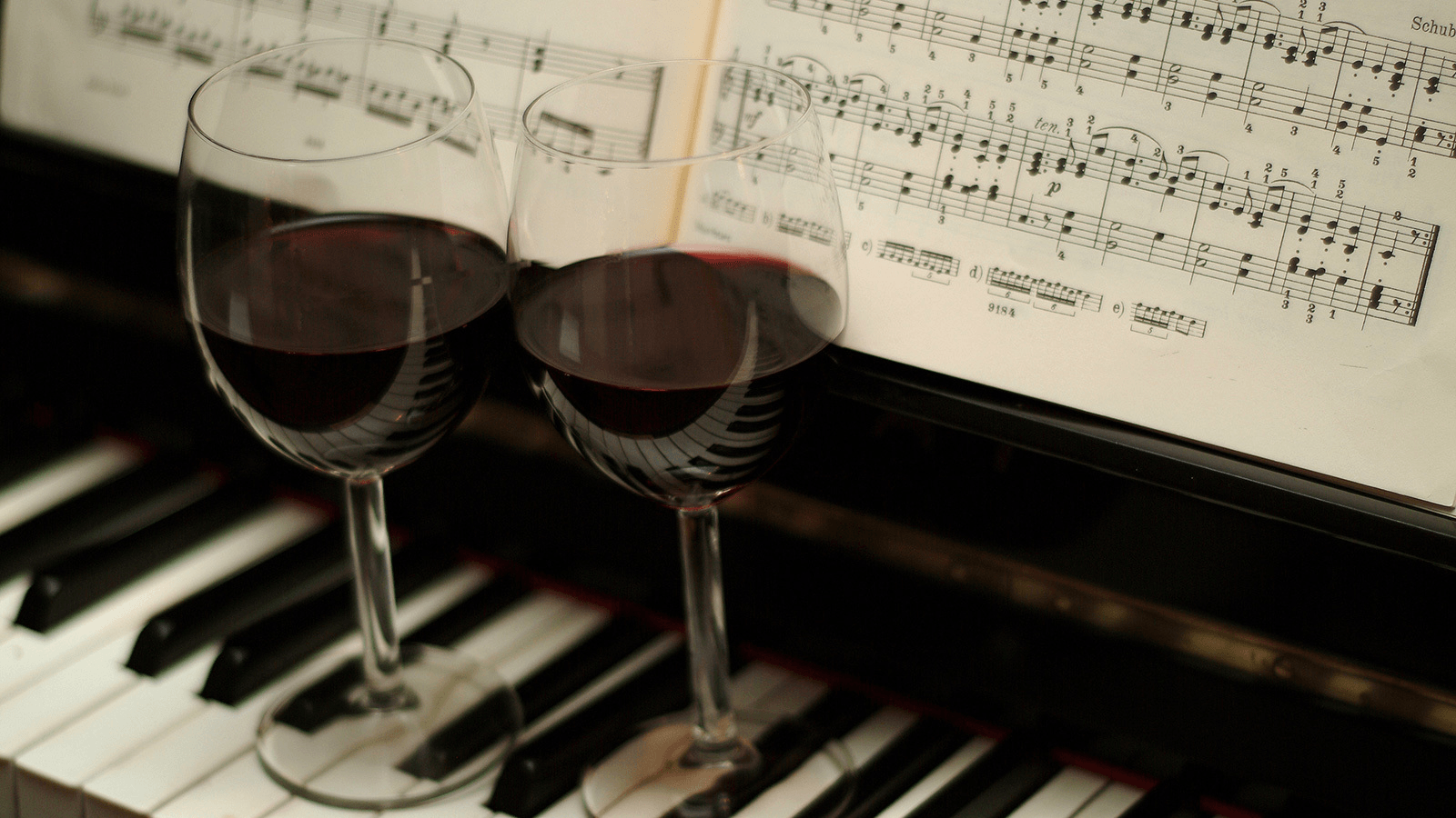 Песня vin. Рояль вино. Бокал на пианино. Вино пианино. Бокал с вином на рояле.