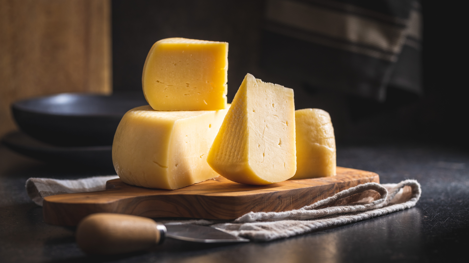 Queso Paipa artesanal de Boyacá servido en mesa tradicional, símbolo del sabor ancestral y la cultur