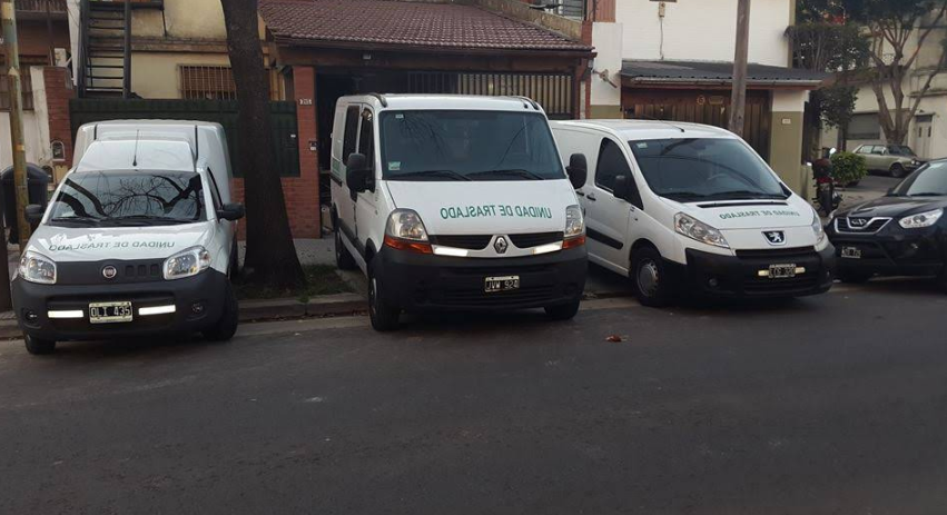 Tres furgonetas blancas estacionadas en una calle de la ciudad. Una es un Renault, las otras son un Fiat y un Peugeot.