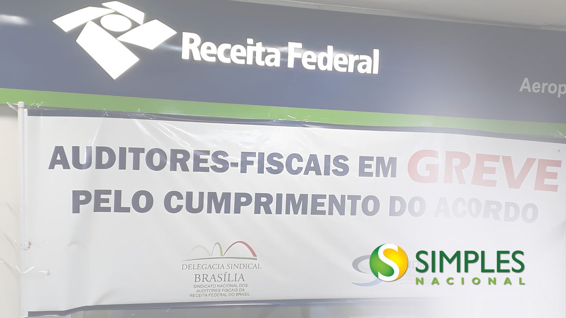 Cartaz na Receita Federal contendo informações sobre a greve dos auditores da Receita.