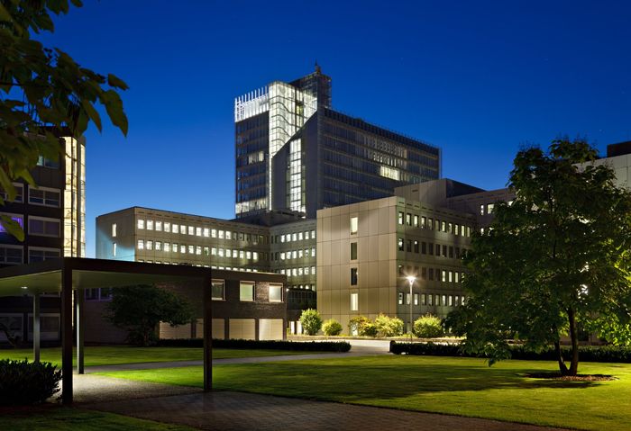 Ein beleuchtetes Gebäude bei Nacht