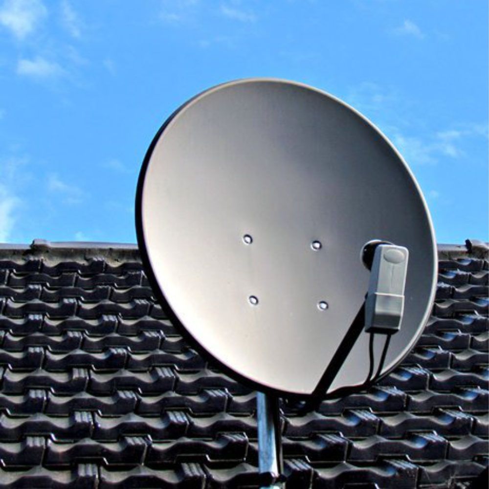 Satellitenschüssel am Dach