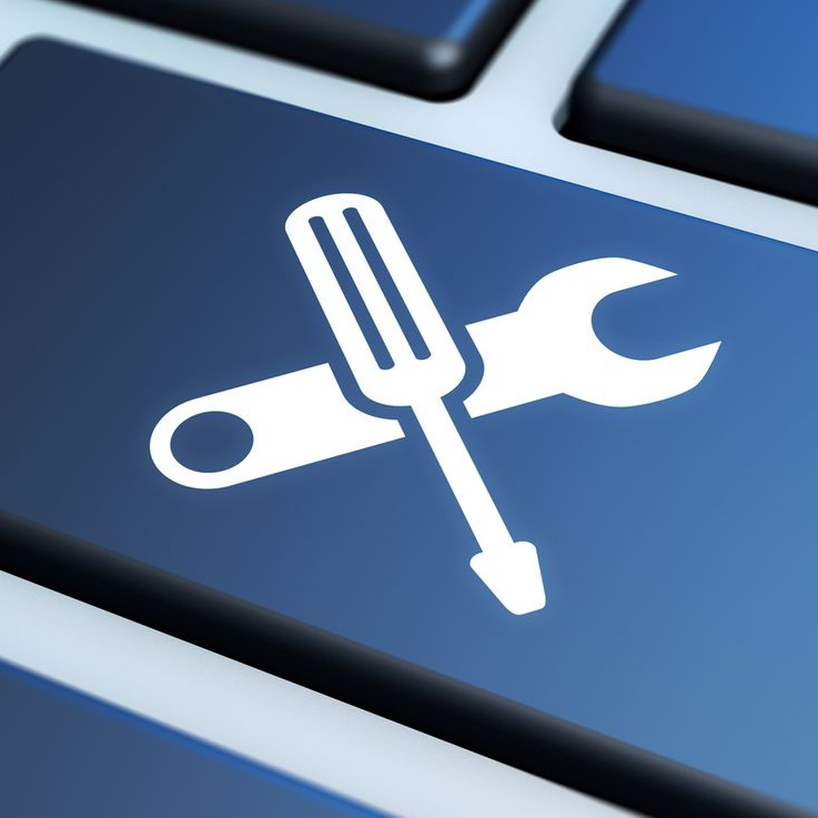 Icona bianca a forma di chiave inglese e cacciavite su un tasto blu della tastiera.
