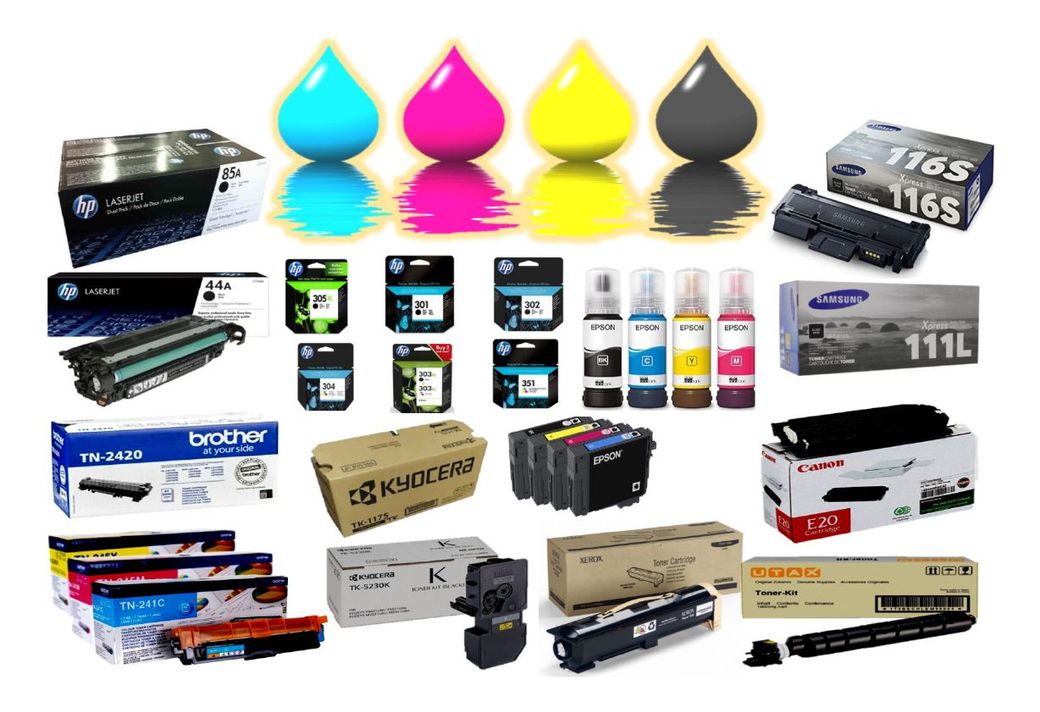 Cinque cartucce di toner colorate disposte in fila: magenta, nero, ciano, giallo.