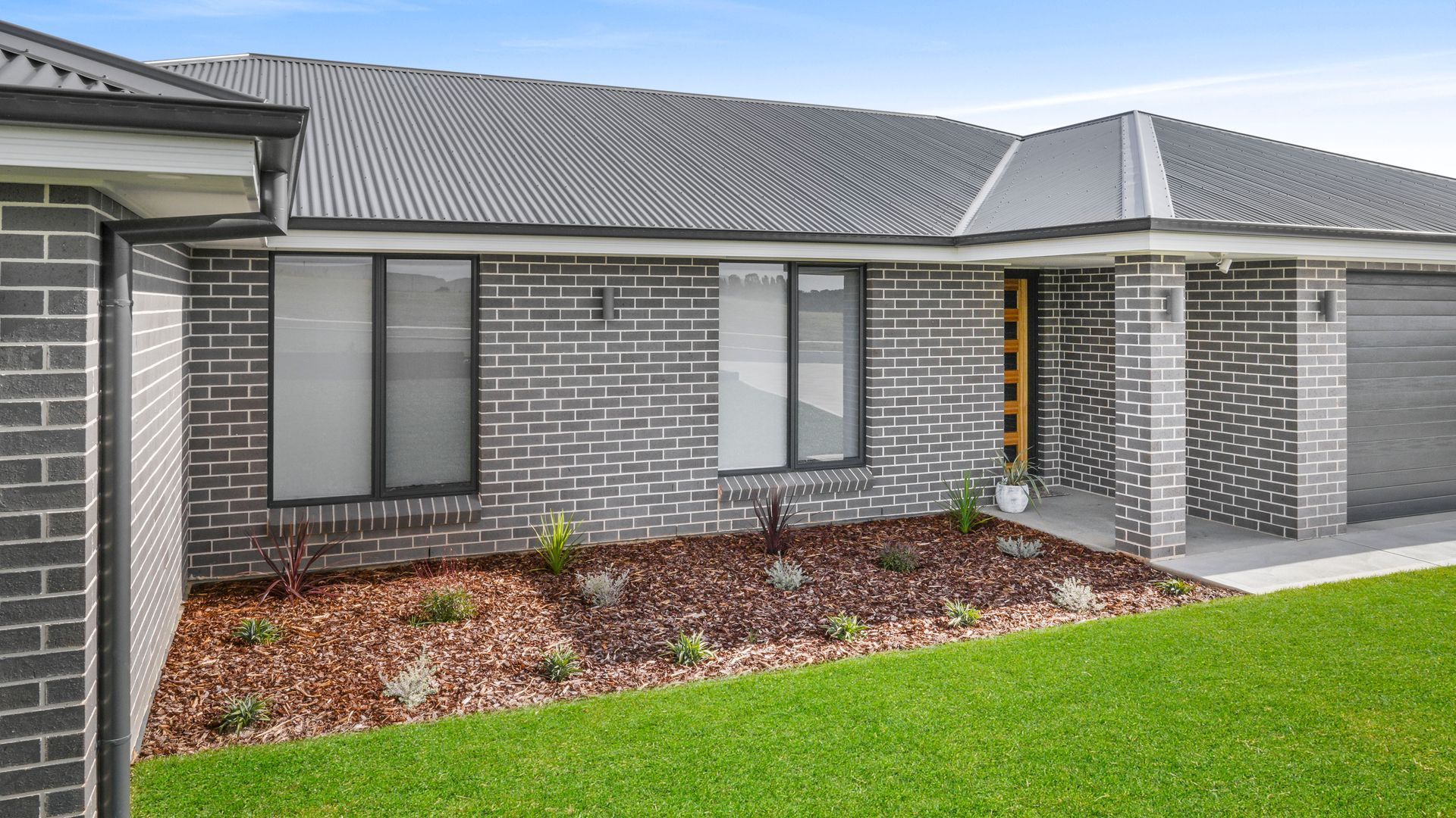 Modern landscape design and construction in Bathurst NSW- manicured lawn with native-exotic garden bed plantings