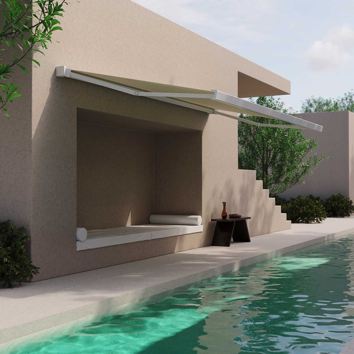 Una tenda da sole retrattile beige protegge un'area salotto