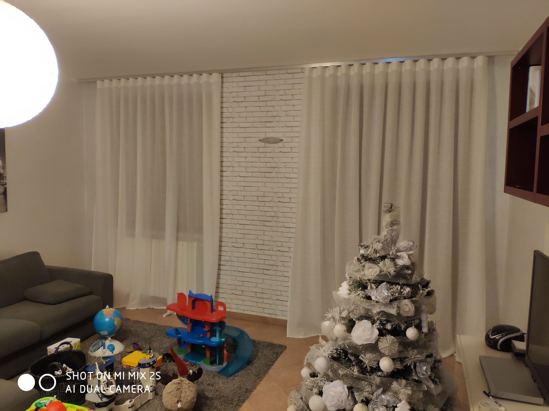 Soggiorno con tende bianche