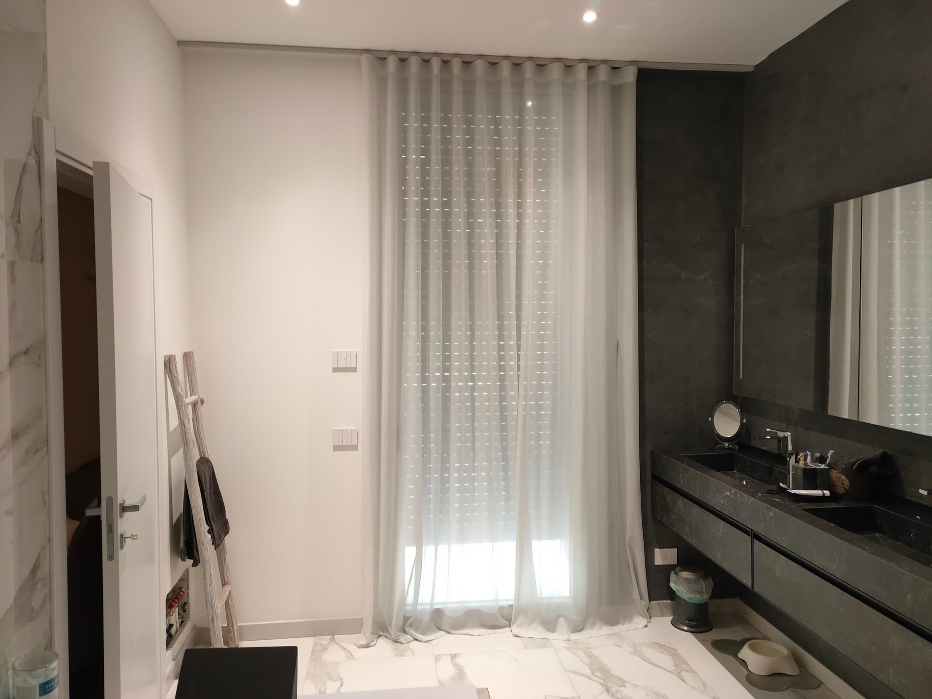 Bagno con tende trasparenti