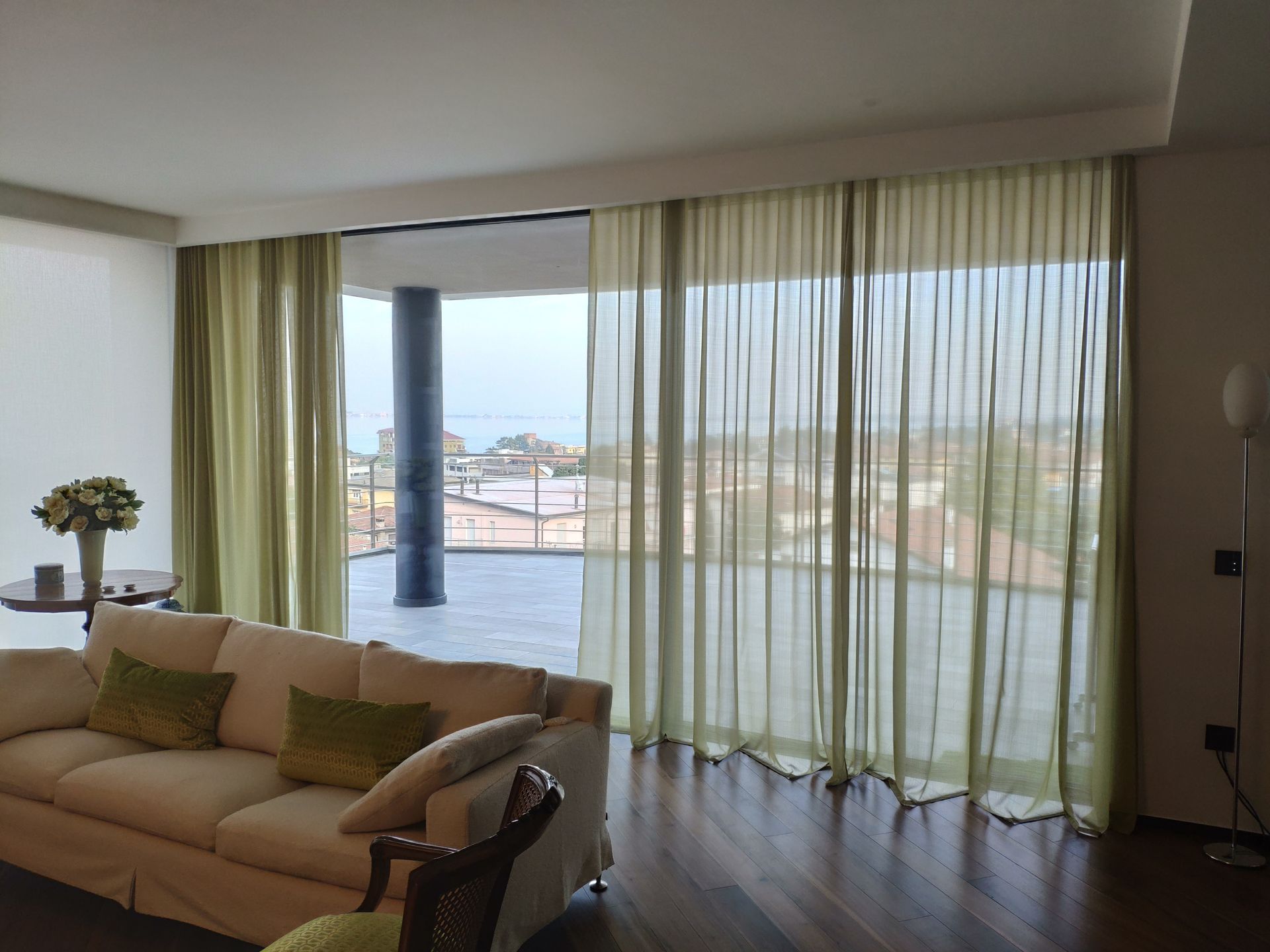 Soggiorno con tende verdi trasparenti