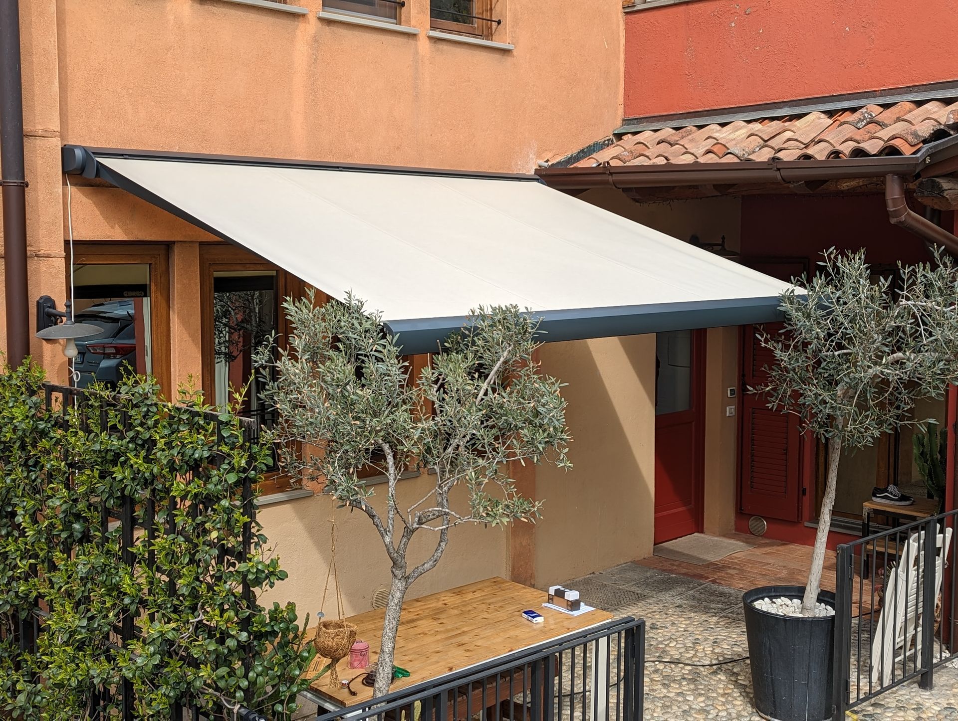 Tenda da sole sopra una porta, in tessuto beige