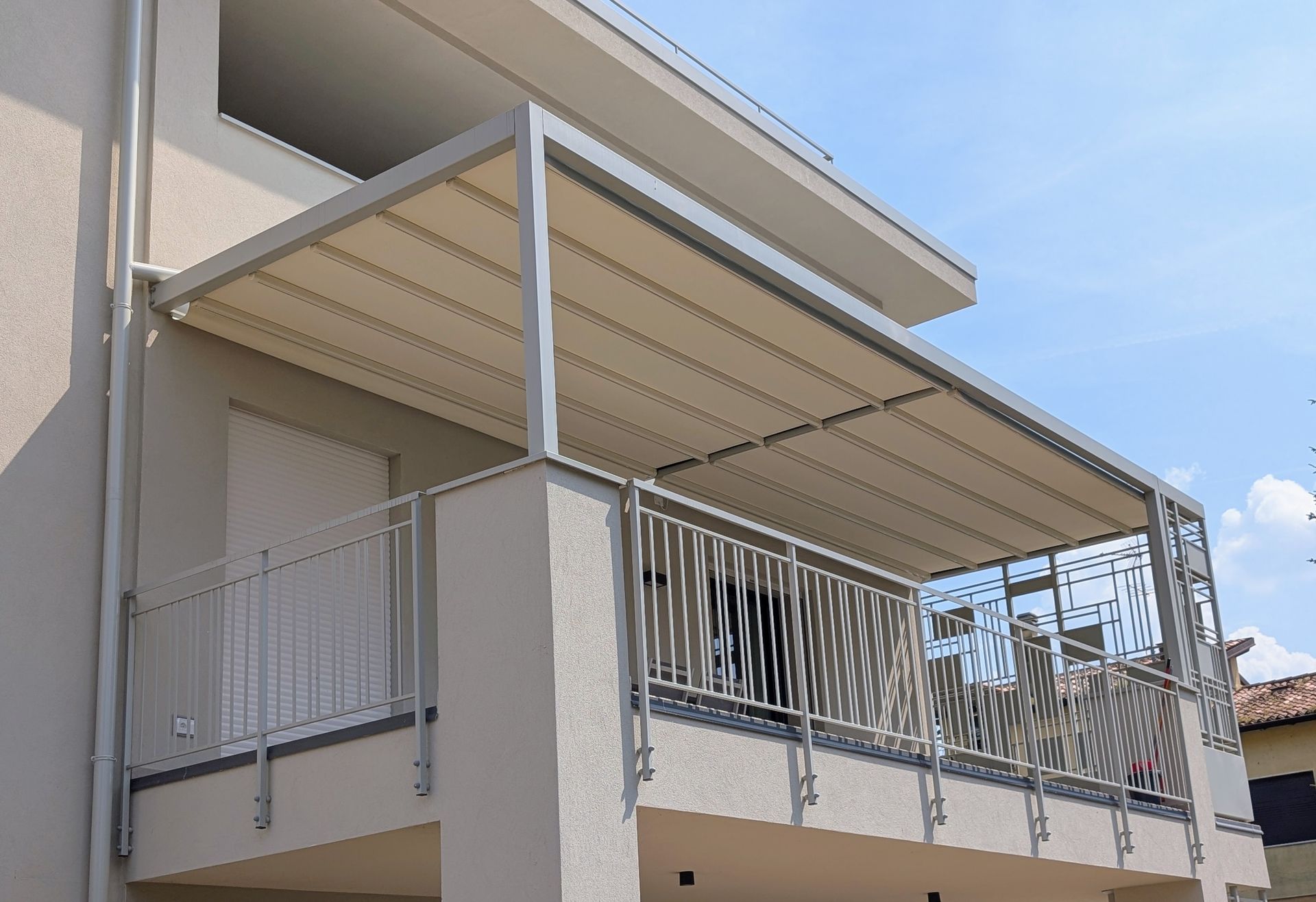 Balcone con tenda da sole beige retrattile