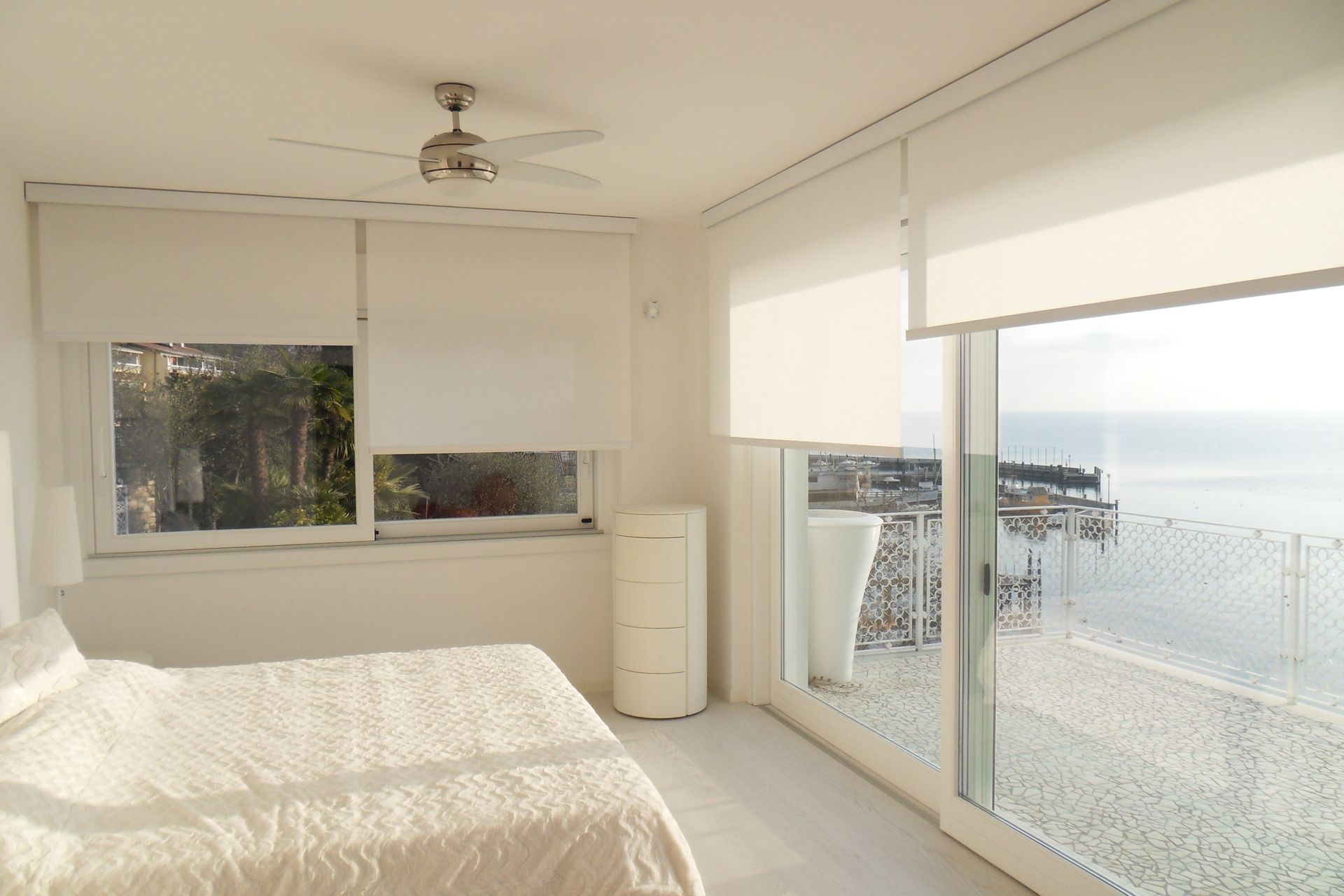 Camera da letto luminosa tende bianche a caduta