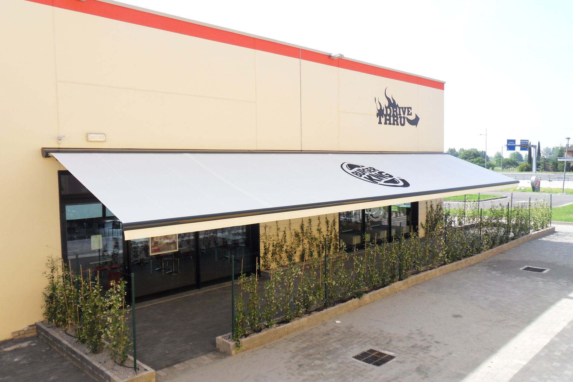 Esterno del ristorante con tenda da sole bianca