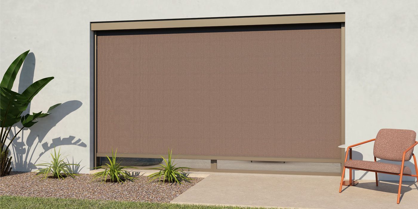Una tenda da sole marrone retrattile copre una portafinestra.