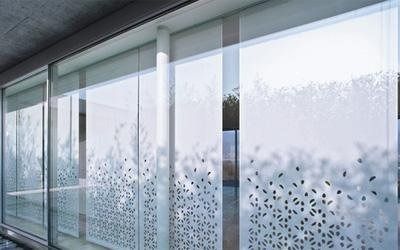 Ampie finestre con tende tecniche di design bianche