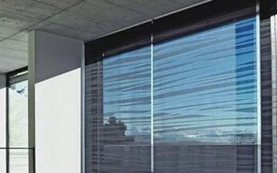 Ampia finestra con tende grigie trasparenti 