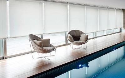  tende bianche coprono le finestre.