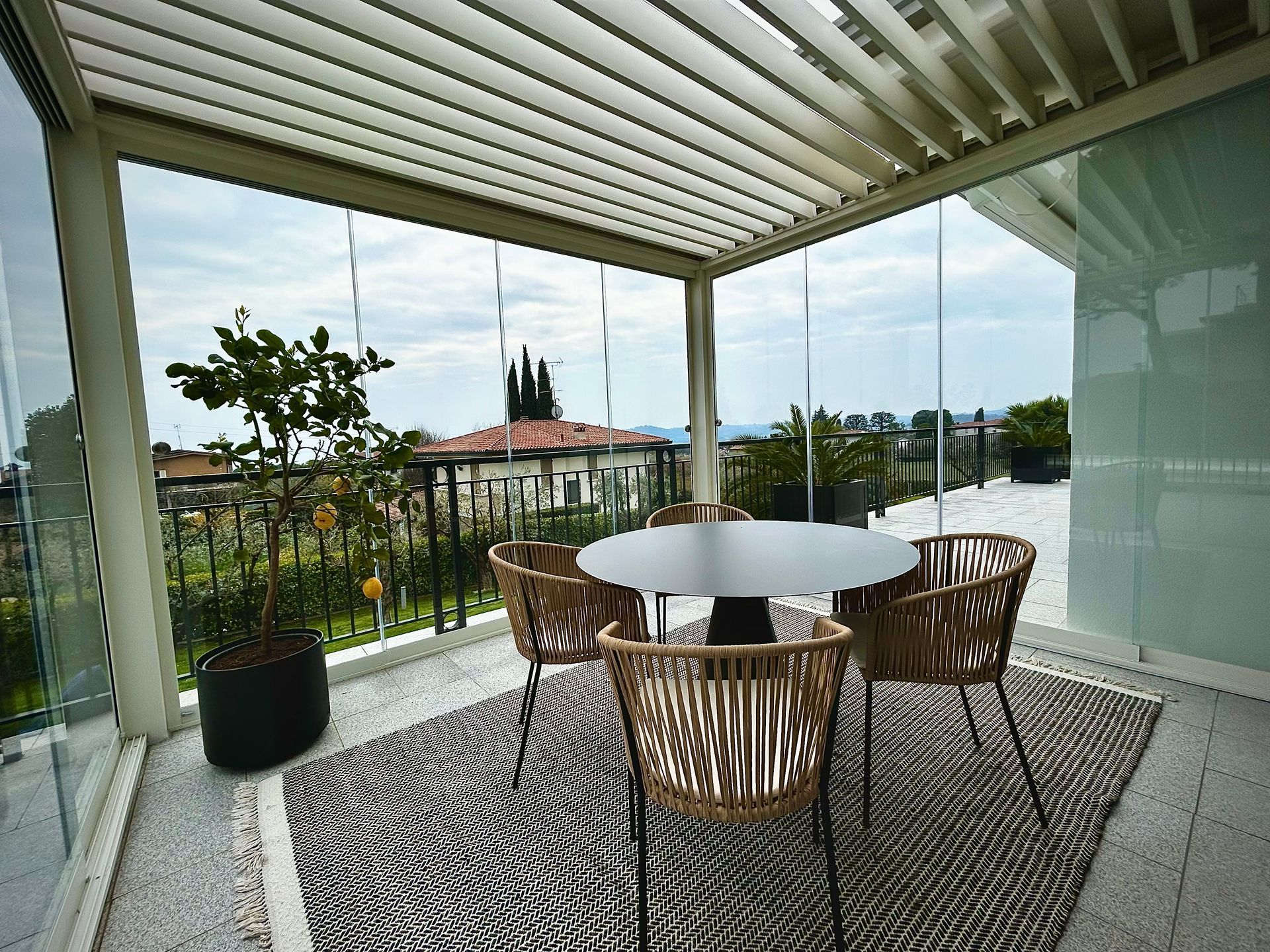 Zona pranzo all'aperto sotto una pergotenda