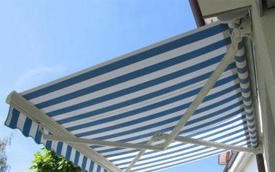 tende da sole a strisce bianche e blu