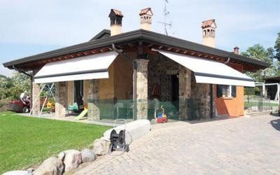 villa con tende da esterno