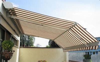 tenda da sole a strisce con braccio estensibile