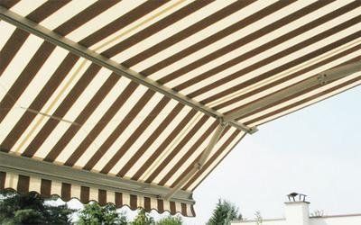 tenda da sole a strisce marroni