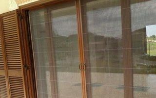 finestra con zanzariera su misura